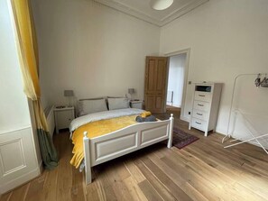 2 bedrooms, iron/ironing board, travel cot, WiFi - Stunning West End Flat! (Glasgow)