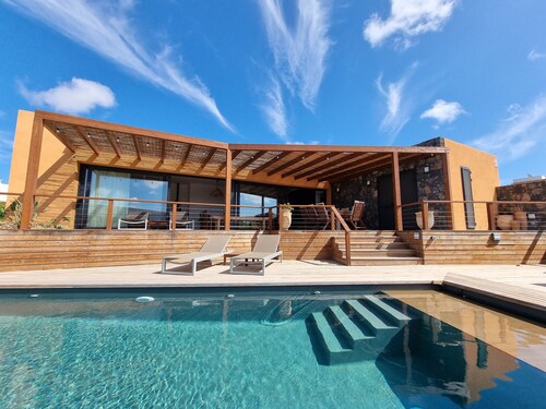 CASA ESTELLA  Villa accueillante dans le centre de Lajares avec piscine chauffée