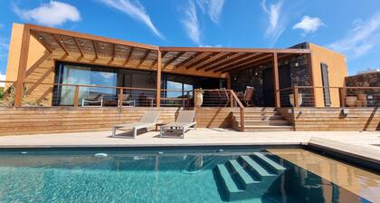 CASA ESTELLA Villa accueillante dans le centre de Lajares avec piscine chauffée