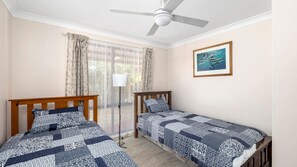4 bedrooms, iron/ironing board, free WiFi, bed sheets - Walking Distance to Birubi Beach (Anna Bay)