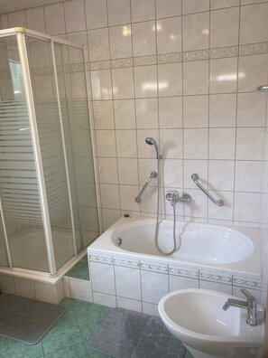 Douche, sèche-cheveux, bidet, serviettes fournies