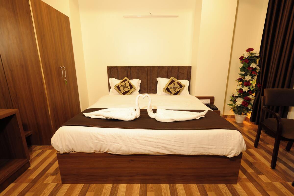 Deluxe Room | 1 bedroom, premium bedding, desk, free WiFi