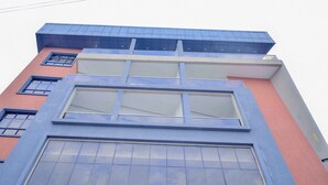 A multi-story building with a flat roof and large windows. - Robyson Residency Kinshasa (Kinshasa)