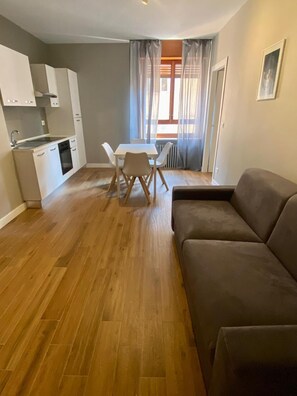 Apartamento City, 1 habitación | Zona de estar | Televisión de pantalla plana de 40 pulgadas con canales por cable