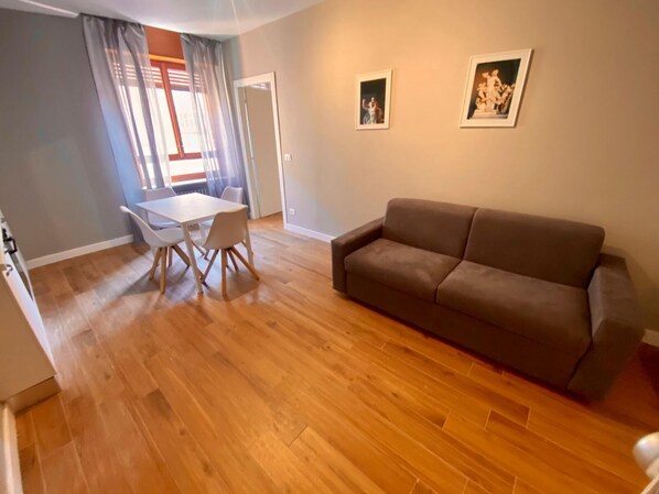 Apartamento | Zona de estar | Televisión de pantalla plana de 40 pulgadas con canales por cable