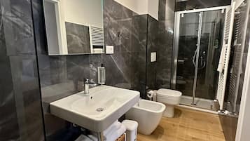 Standard Double Room | Bathroom | Hair dryer, bidet
