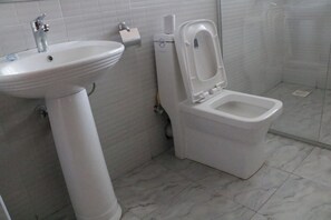 Standard Double Room | Bathroom