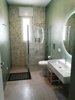 Triple Room | Bathroom | Shower, rainfall showerhead, free toiletries, hair dryer