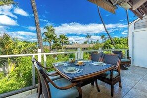 Outdoor dining - Exquisite Top-Floor Condo with Ocean Views and a Huge Private Lanai (Kihei)