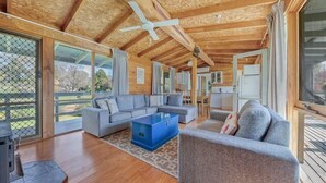 TV - The Cabin, Porepunkah (Porepunkah)