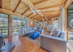 TV - The Cabin, Porepunkah (Porepunkah)
