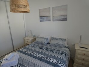 2 chambres, fer et planche à repasser, Wi-Fi, draps fournis