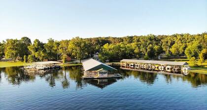 White River Cabin on Lake Taneycomo - Resort Pool - Dock