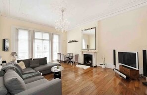 Smart-TV, Kamin, Stereoanlage