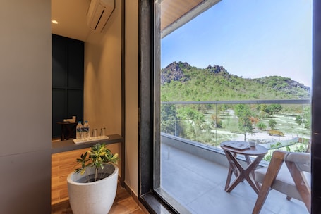 Deluxe Double or Twin Room, 1 King Bed | Balcony view. Hotel Bafna Lawn