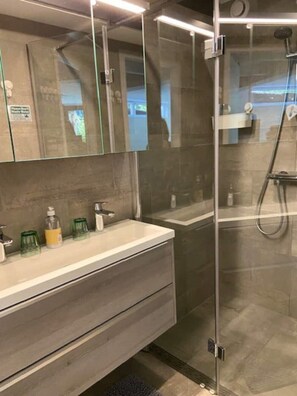 Hair dryer, towels, soap, shampoo - Beautiful fully private stay, terrace garden side, 1 stop city centre (Amsterdam)