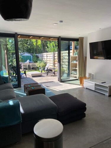 Beautiful fully private stay, terrace garden side, 1 stop city centre