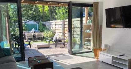 Beautiful fully private stay, terrace garden side, 1 stop city centre