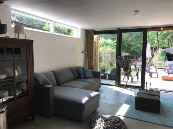 Smart TV, books - Beautiful fully private stay, terrace garden side, 1 stop city centre (Amsterdam)