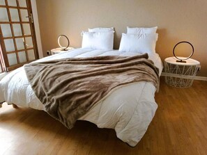 4 camere, una scrivania, ferro/asse da stiro, Wi-Fi gratuito