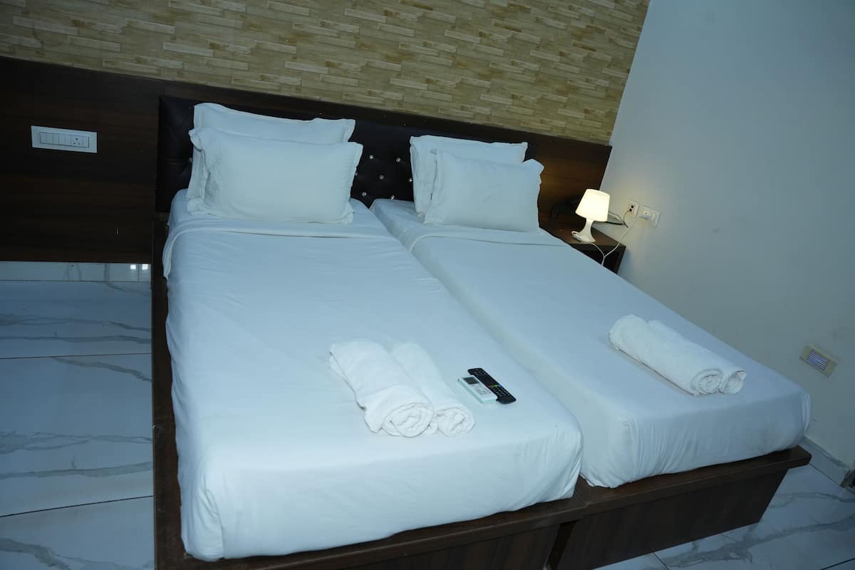 Habitación Deluxe con 2 camas individuales, 2 camas individuales, vistas a la ciudad | Ropa de cama de alta calidad y colchones con acolchado adicional
