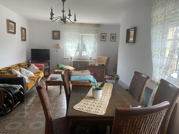 TV, fireplace - Casa Ángeles (parres)