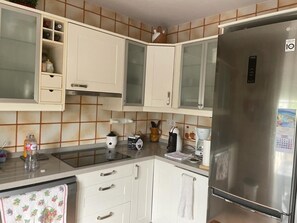 Kjøleskap, mikrobølgeovn, ovn og kokeplater