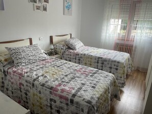 3 bedrooms, iron/ironing board, bed sheets - Casa Ángeles (parres)