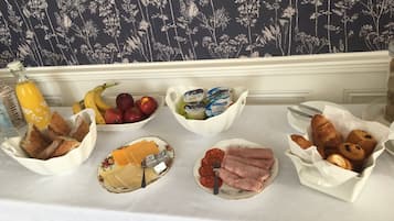 Tägliches inbegriffenes kontinentales Frühstück