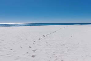 On the beach - NEW RENTAL - Updated Beach Front - Seawind 703 - Signature Properties (Gulf Shores)