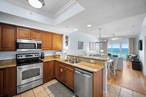Réfrigérateur, four à micro-ondes, un four, surface de cuisson