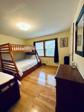 3 bedrooms, travel cot, bed sheets - Spacious, secluded cabin (Cherry Creek)