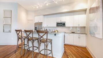 Condo família, 2 quartos | Cozinha privada | Geladeira, micro-ondas, fogão, cooktop