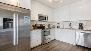 Signature Condo, 4 Bedrooms | Private kitchen | Fridge, microwave, oven, stovetop