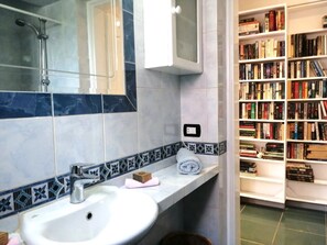 Apartment | Bathroom | Combined shower/bathtub, deep-soaking bathtub, hair dryer, towels - Stunning Spacious One Bed in Delta Sharm (Sharm El Sheikh)