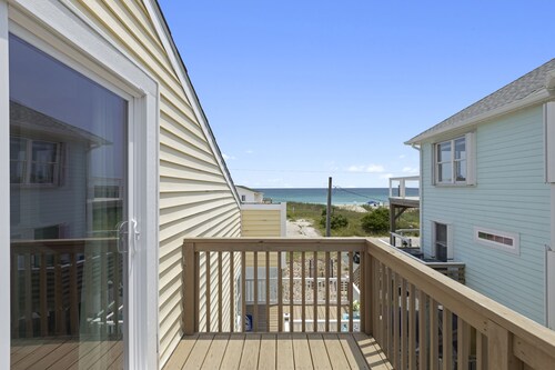 MareBella 2nd row, Ocean front, pet friendly, Topsail Island NC 
Covered porch 