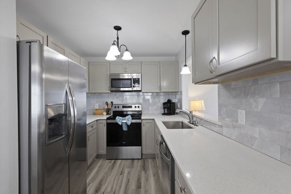 Geladeira, micro-ondas, fogão, cooktop