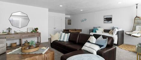 Una televisión, una chimenea, un futbolín