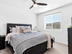 3 bedrooms, iron/ironing board, free WiFi, bed sheets - Paradise Townhome Heart of Garden City (Garden City)