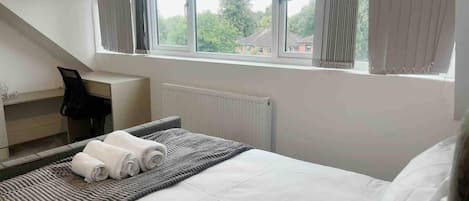 House, Multiple Beds | 5 bedrooms, desk, soundproofing, iron/ironing board