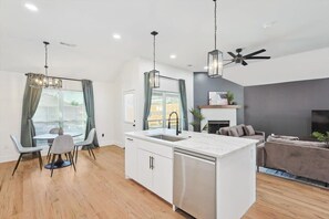 Interior - Paradise, Modern Home, Pool & Hot Tub (Waxahachie)