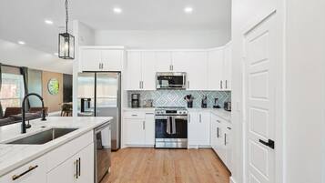 Frigorífico, microondas, horno y placa de cocina