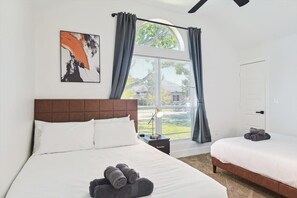 4 Schlafzimmer, Schreibtisch, Bügeleisen/Bügelbrett, WLAN