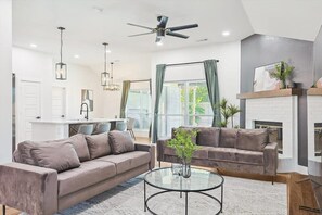 TV, fireplace, offices - Paradise, Modern Home, Pool & Hot Tub (Waxahachie)