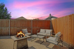 Terrace/patio - Paradise, Modern Home, Pool & Hot Tub (Waxahachie)