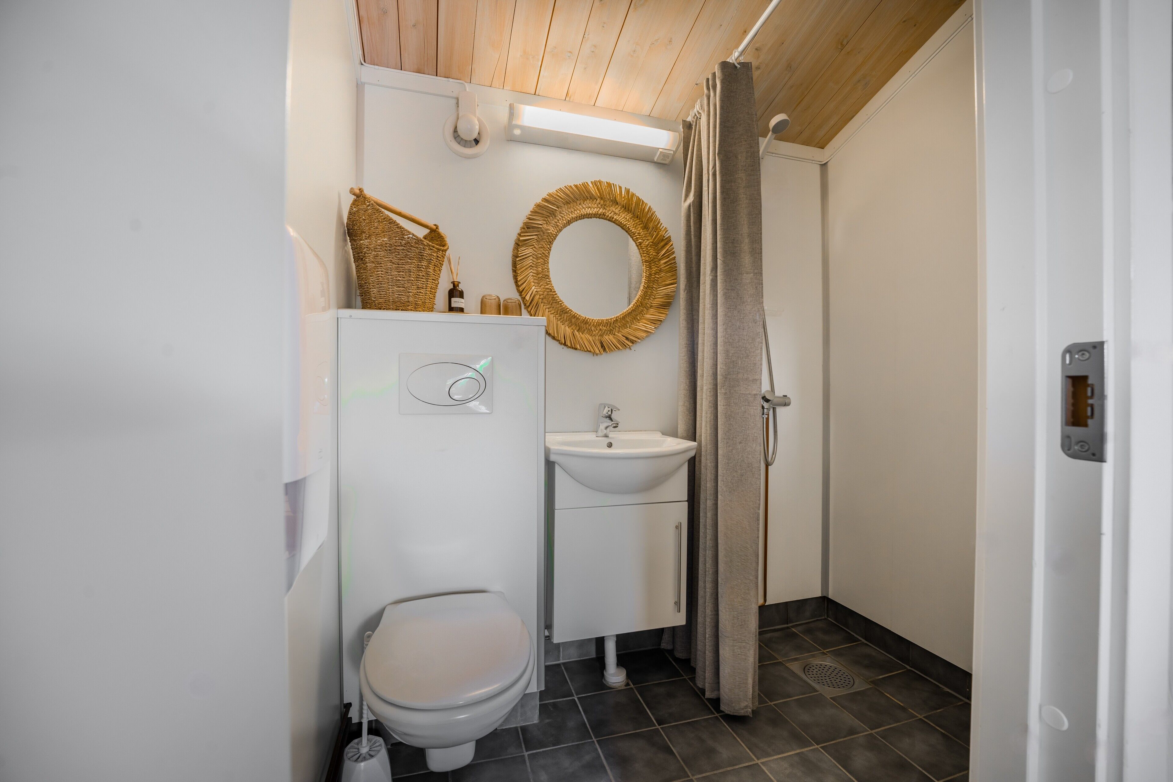 Ein kleines Badezimmer mit Toilette, Waschbecken und Dusche.