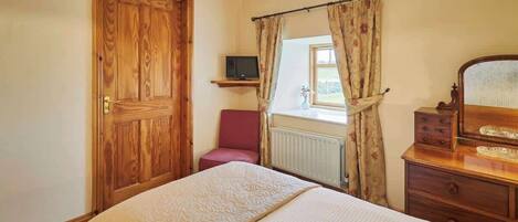 2 bedrooms, iron/ironing board, travel cot, free WiFi