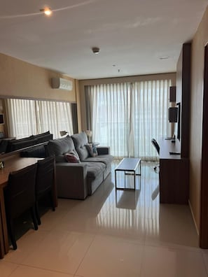 Apartment | Wohnbereich | 42-Zoll-Flachbildfernseher mit Digitalempfang