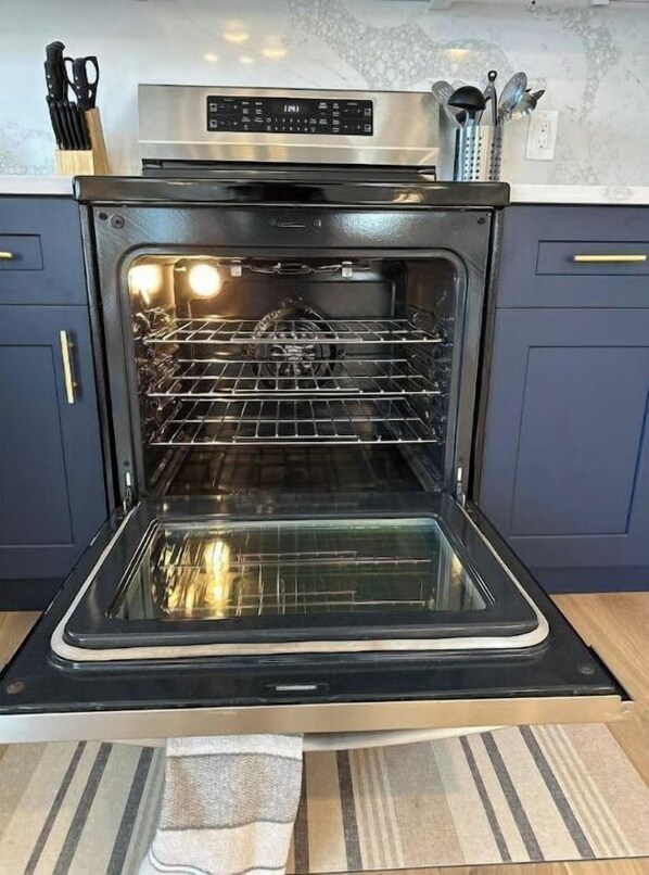 Refrigerador, microondas, horno y parrilla de estufa 