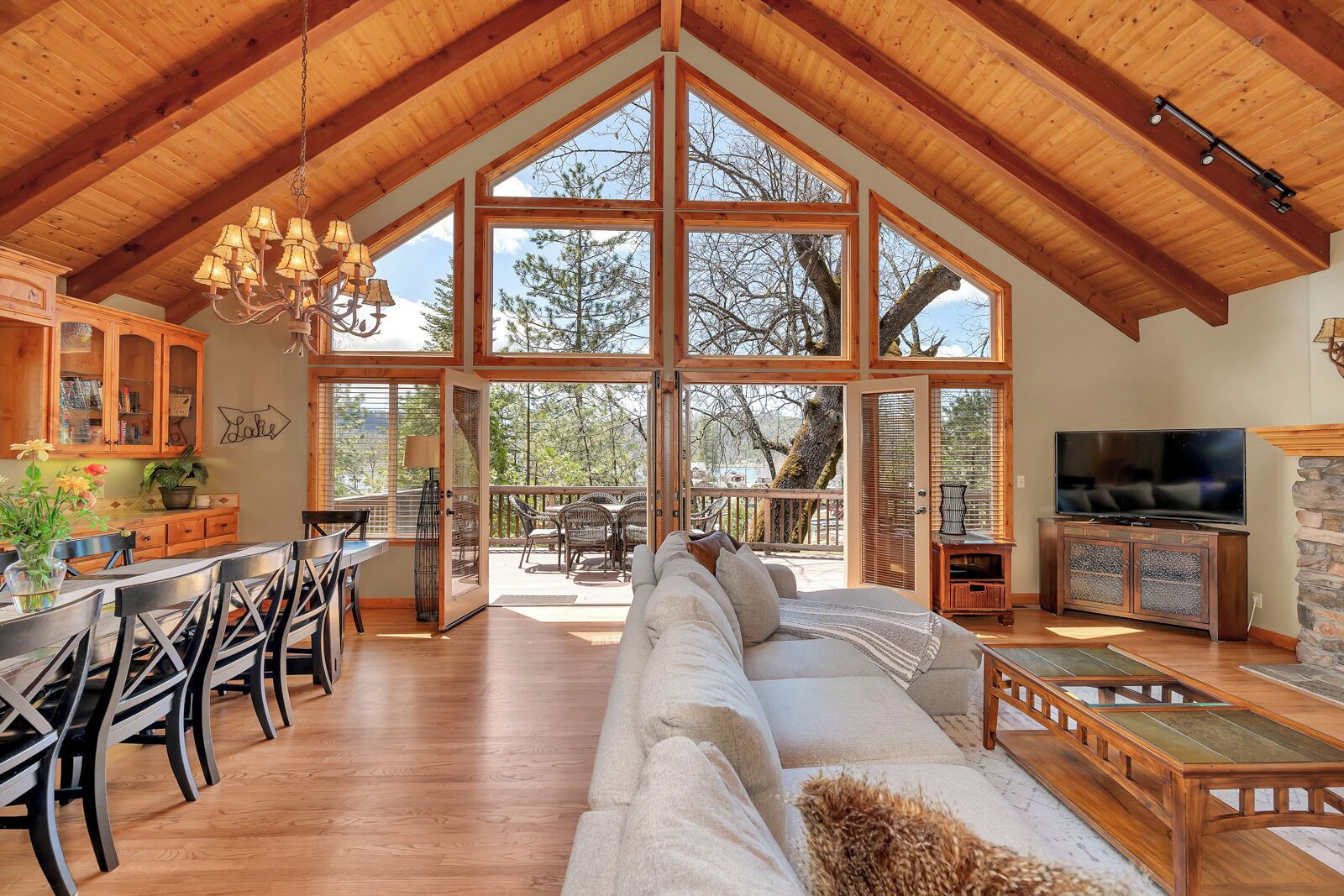 Bass Lake Beauty! 4 BDR Sleeps 16 with Lakefront Views and Large Game Room